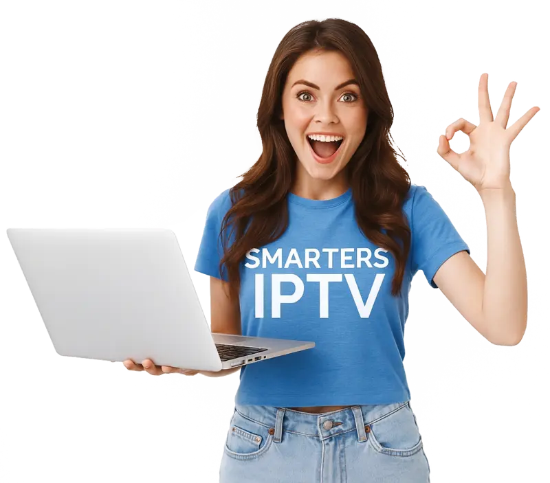 Vrolijke jonge vrouw met laptop draagt een T-shirt met ‘Smarters IPTV’, ideaal voor Nederlandse IPTV promotie.